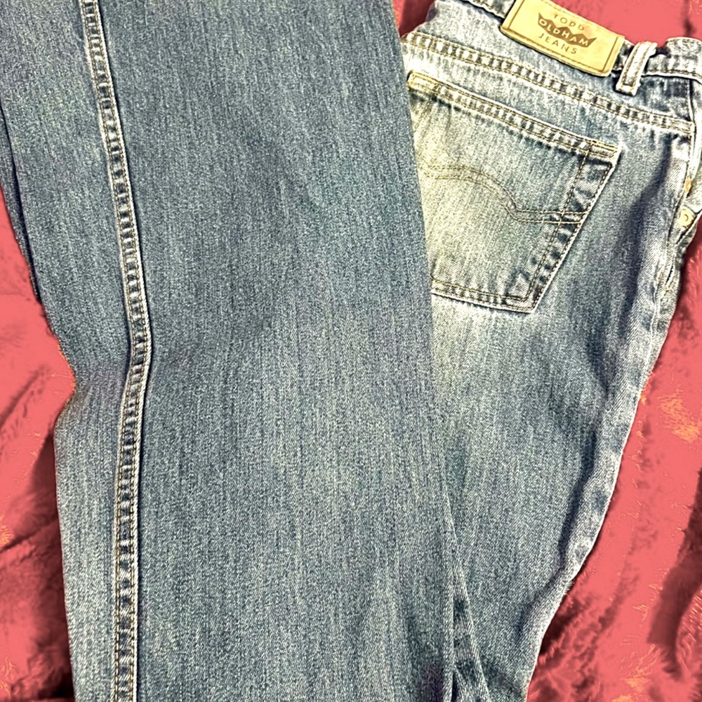 Vintage Todd Oldham jeans with a sexy curvy fit and flared leg. Size 5x32